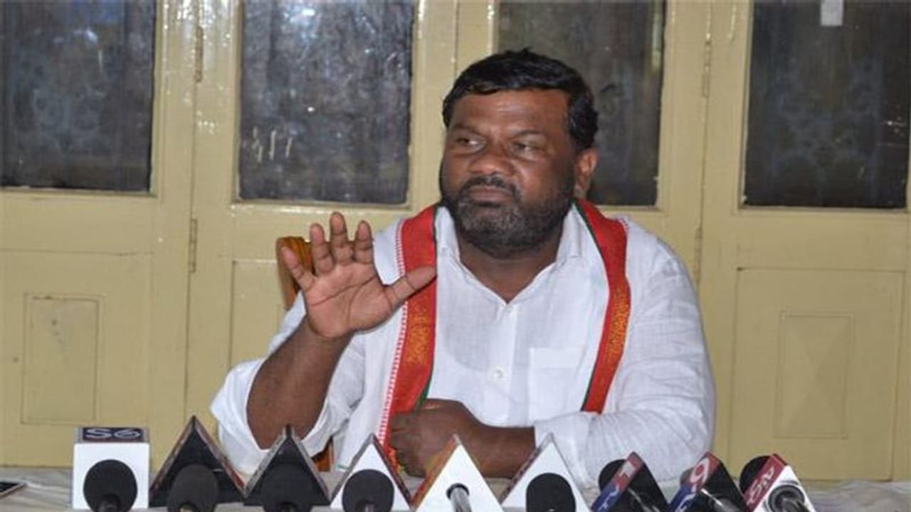 ''కేసీఆర్తో కాంగ్రెస్ సీనియర్లు కుమ్మక్కు...అందువల్లే డమ్మీలకు సీట్లు'' ''కేసీఆర్తో కాంగ్రెస్ సీనియర్లు కుమ్మక్కు...అందువల్లే డమ్మీలకు సీట్లు''