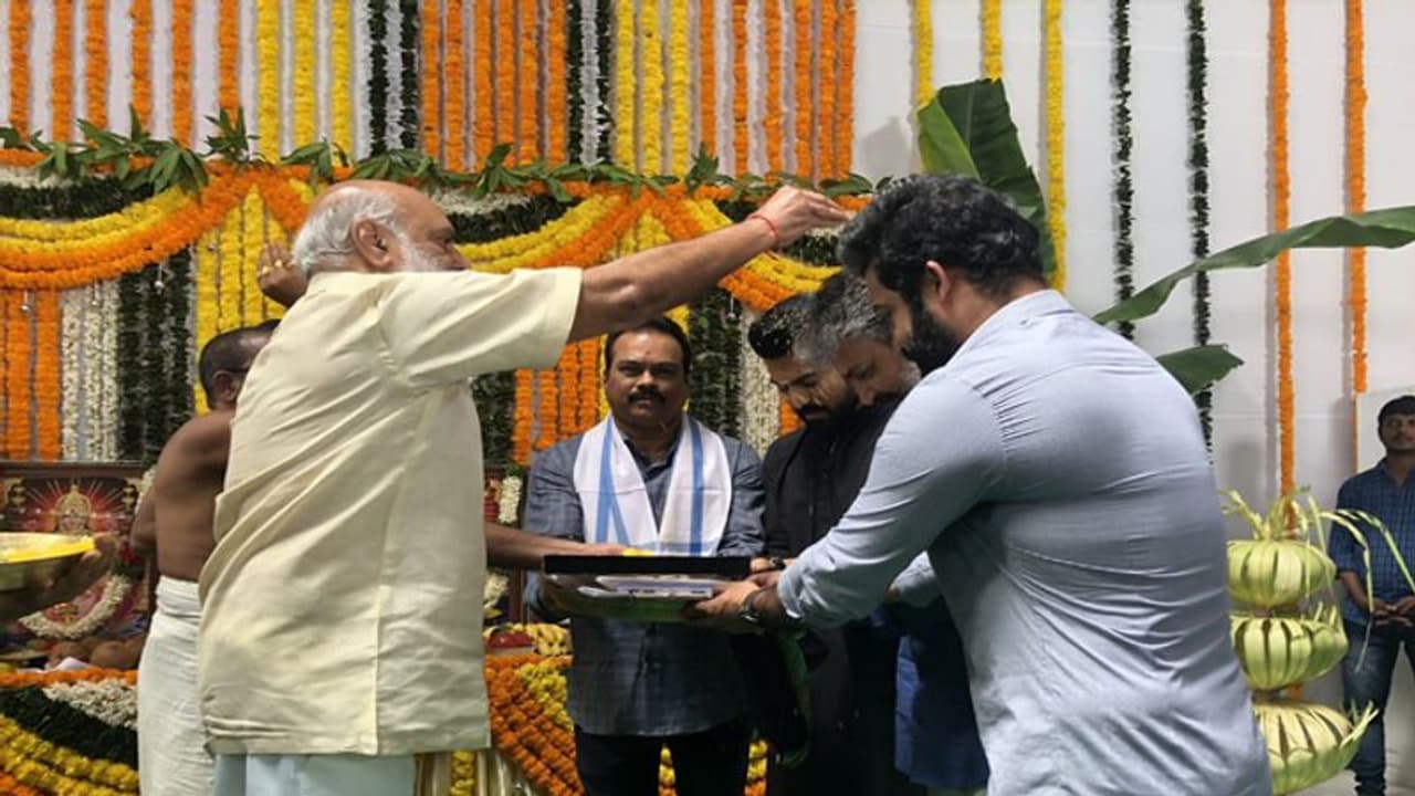 RRR లాంచ్: త్రిమూర్తులకు మొదటి ఆశీర్వాదం గురువుదే!