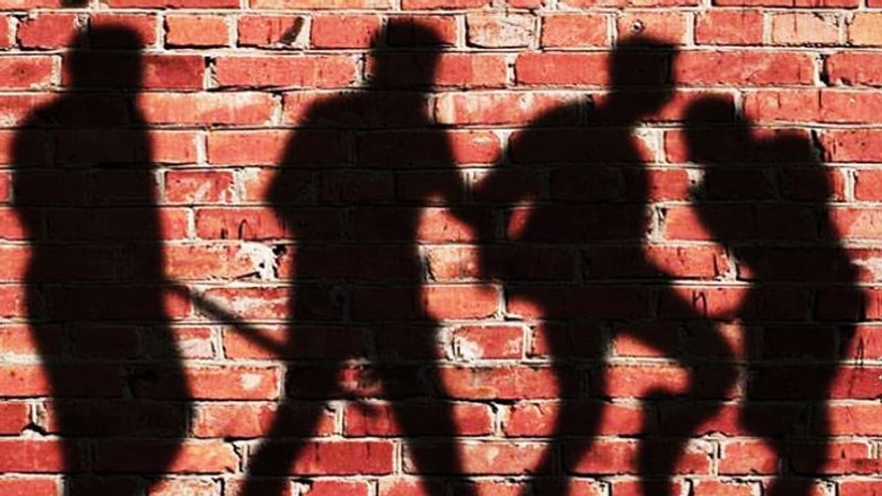 അനന്തരവളെ ബലാത്സംഗം ചെയ്തു; യുവാവിനെ ഗ്രാമവാസികള് അടിച്ചു കൊന്നു അനന്തരവളെ ബലാത്സംഗം ചെയ്തു; യുവാവിനെ ഗ്രാമവാസികള് അടിച്ചു കൊന്നു