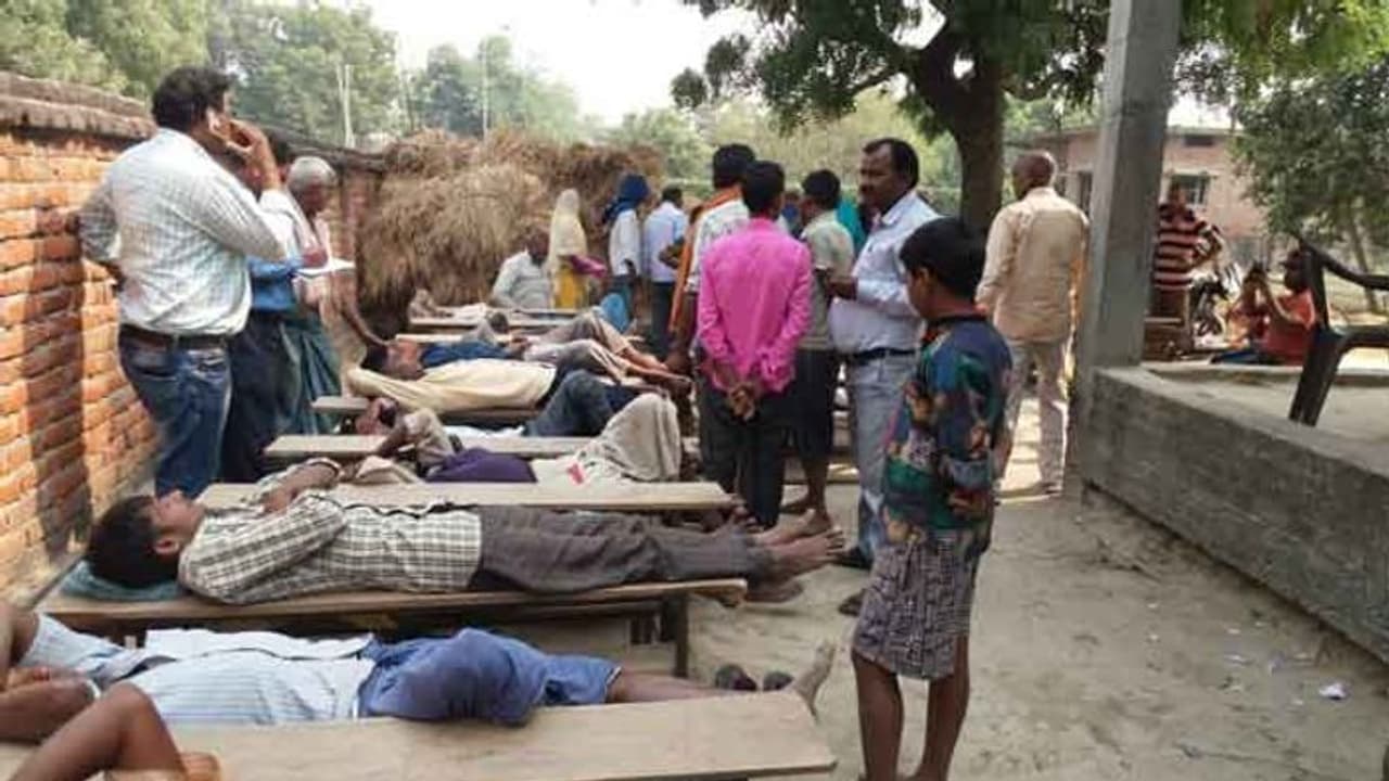 ದಿನ ಬೆಳಗಾಗುತ್ತಿದ್ದಂತೆ ಕುರುಡರಾದ್ರು 50ಕ್ಕೂ ಹೆಚ್ಚು ಮಂದಿ! ದಿನ ಬೆಳಗಾಗುತ್ತಿದ್ದಂತೆ ಕುರುಡರಾದ್ರು 50ಕ್ಕೂ ಹೆಚ್ಚು ಮಂದಿ!