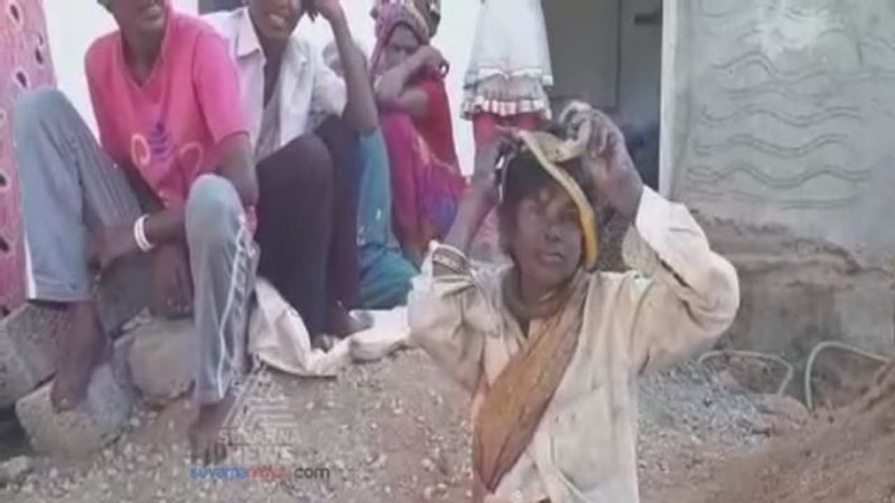 ಇದೆಂಥಾ ಹುಡುಗಾಟ; ಹಾವಿನ ಜೊತೆ ಮಹಿಳೆಯ ಚೆಲ್ಲಾಟ ಇದೆಂಥಾ ಹುಡುಗಾಟ; ಹಾವಿನ ಜೊತೆ ಮಹಿಳೆಯ ಚೆಲ್ಲಾಟ