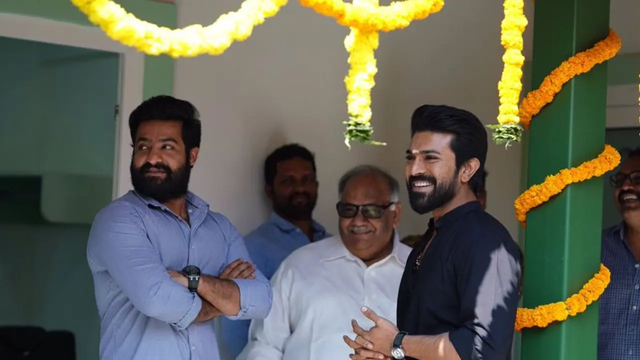 'కత్తిసాము'తో చెమటలు కక్కుతున్న ఎన్టీఆర్, రామ్ చరణ్ 'కత్తిసాము'తో చెమటలు కక్కుతున్న ఎన్టీఆర్, రామ్ చరణ్