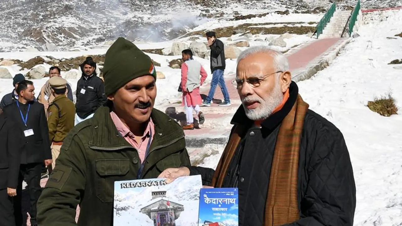 केदारनाथ में पीएम मोदी को भेंट की 'केदारनाथ से साक्षात्कार' की प्रति