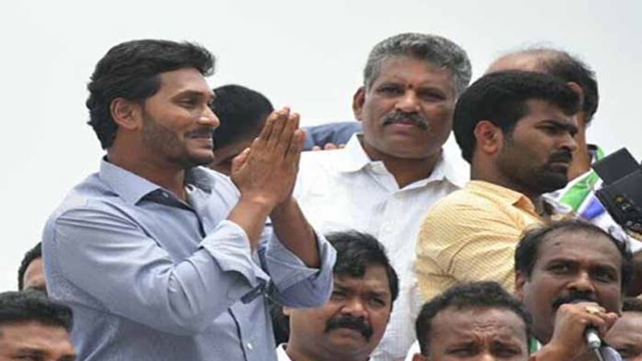 తిరిగి ప్రారంభంకానున్న పాదయాత్ర.. విశాఖ బయలుదేరిన జగన్ తిరిగి ప్రారంభంకానున్న పాదయాత్ర.. విశాఖ బయలుదేరిన జగన్