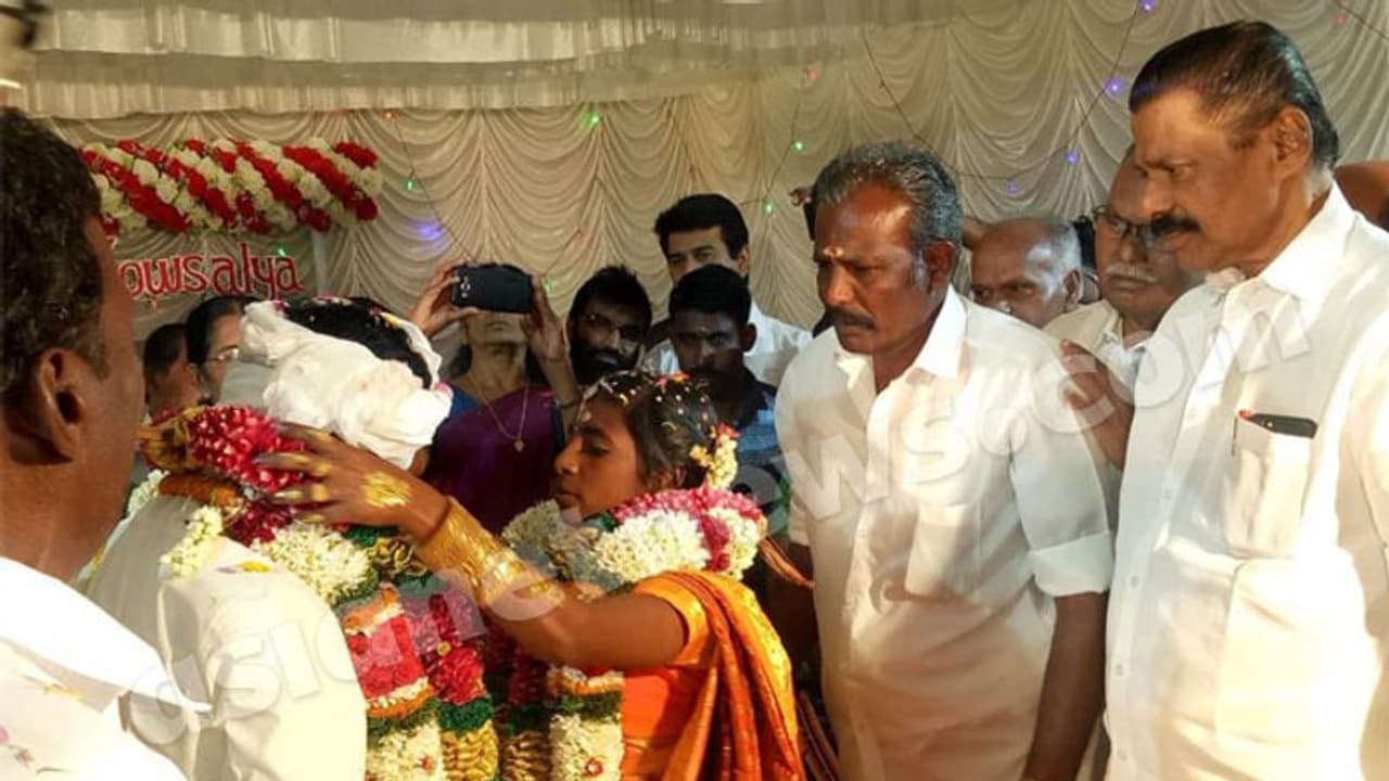 അഭിമന്യുവിന്റെ അനുജത്തിയുടെ വിവാഹം കൂടാന് അര്ജ്ജുന് കൃഷ്ണയെത്തി അഭിമന്യുവിന്റെ അനുജത്തിയുടെ വിവാഹം കൂടാന് അര്ജ്ജുന് കൃഷ്ണയെത്തി