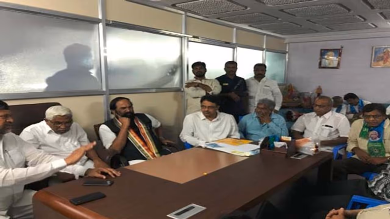 సీట్ల లొల్లి ఓ కొలిక్కి:14న సీట్లతో సహా అభ్యర్థుల ప్రకటన సీట్ల లొల్లి ఓ కొలిక్కి:14న సీట్లతో సహా అభ్యర్థుల ప్రకటన