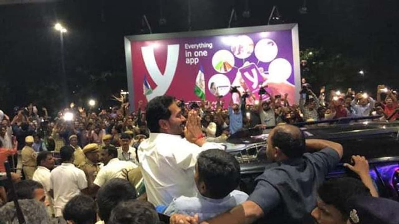 విజయనగరం చేరుకున్న వైఎస్ జగన్, రేపటి నుంచి ప్రజాసంకల్పయాత్ర విజయనగరం చేరుకున్న వైఎస్ జగన్, రేపటి నుంచి ప్రజాసంకల్పయాత్ర