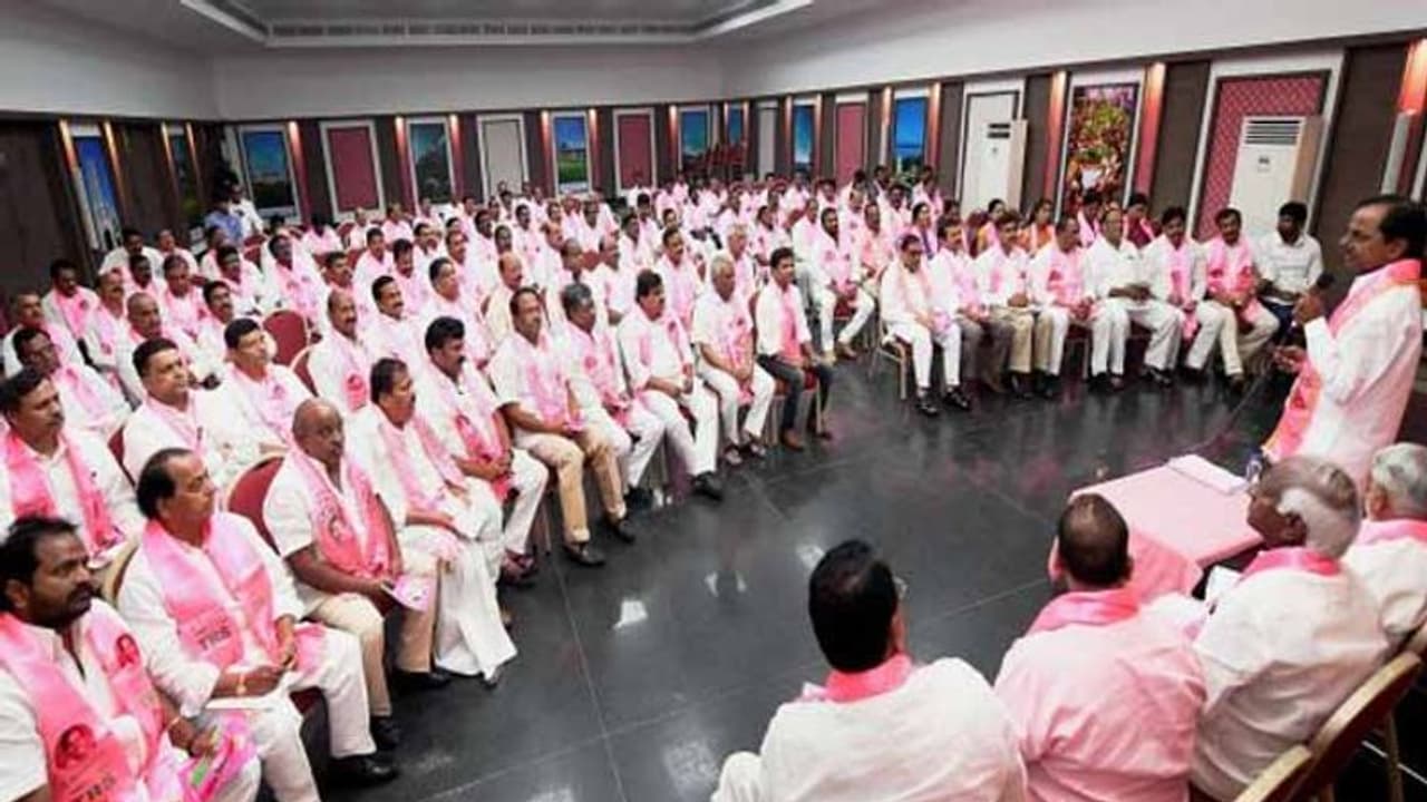 నడి రోడ్డుపై జనం నిలదీసినా.. కోప్పడకండి: అభ్యర్థులకు కేసీఆర్ క్లాస్ నడి రోడ్డుపై జనం నిలదీసినా.. కోప్పడకండి: అభ్యర్థులకు కేసీఆర్ క్లాస్