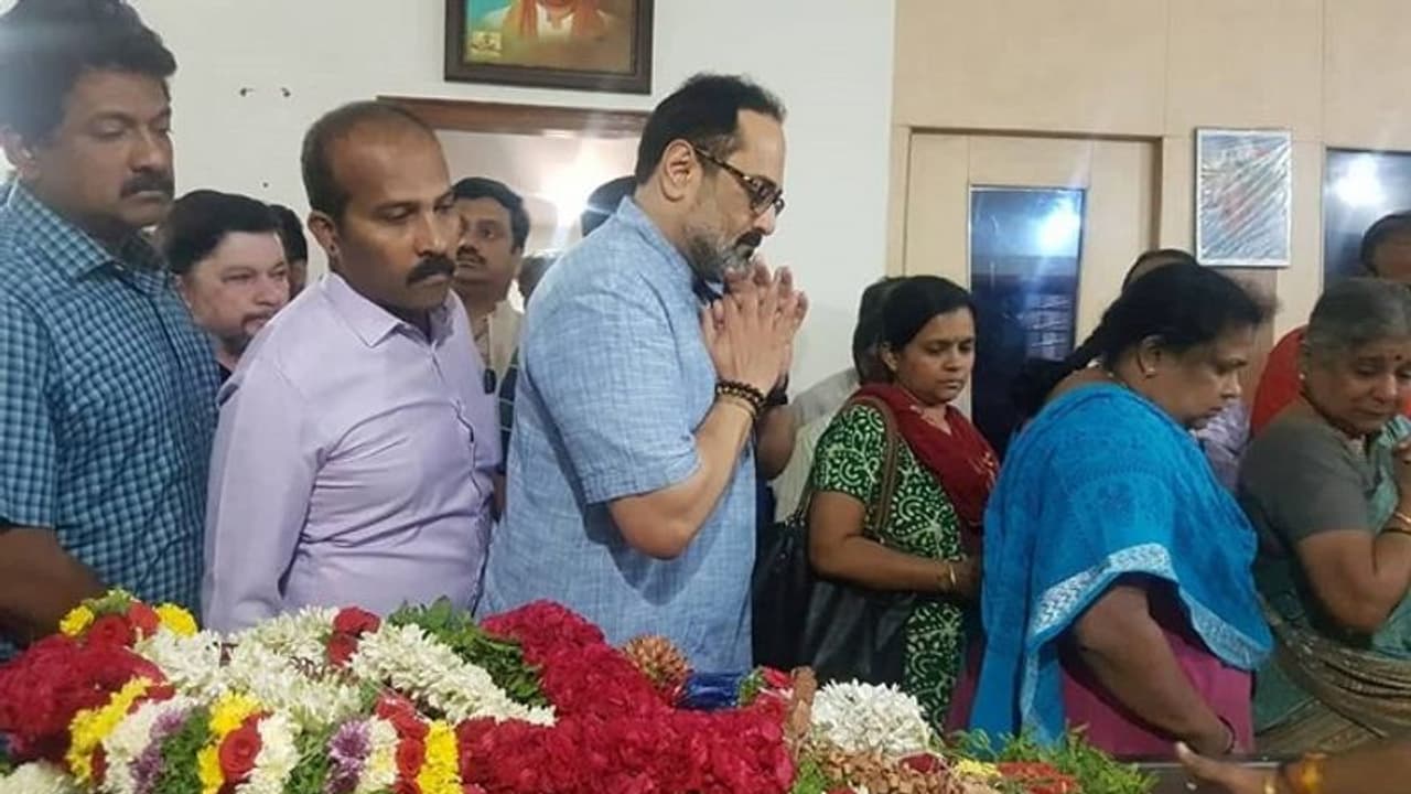 ಗೆಳೆಯನ ಅಂತಿಮ ದರ್ಶನ ಪಡೆದ ರಾಜೀವ್ ಚಂದ್ರಶೇಖರ್ ಗೆಳೆಯನ ಅಂತಿಮ ದರ್ಶನ ಪಡೆದ ರಾಜೀವ್ ಚಂದ್ರಶೇಖರ್