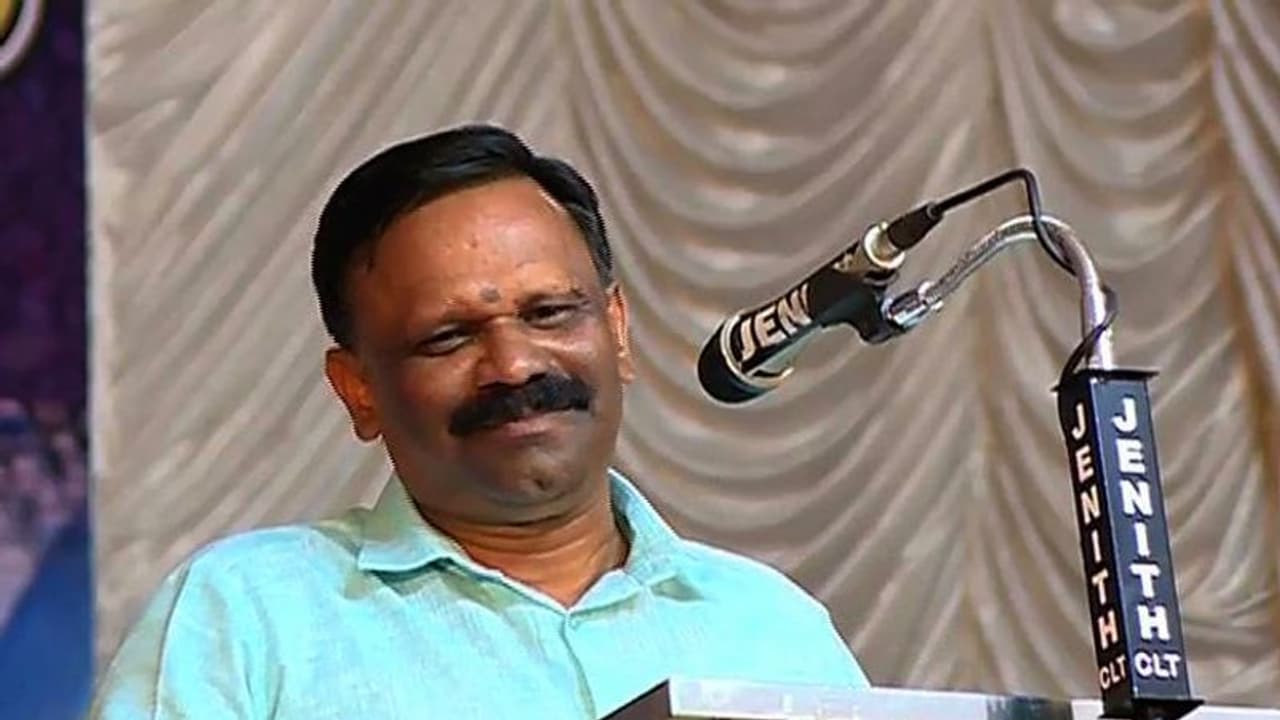 കൊച്ചി മെട്രോ സ്റ്റേഷനില് വാരിയൻകുന്നന്റെ ചിത്രങ്ങള്; പിന്നില് ഗൂഢലക്ഷ്യമെന്ന് വത്സന് തില്ലങ്കേരി കൊച്ചി മെട്രോ സ്റ്റേഷനില് വാരിയൻകുന്നന്റെ ചിത്രങ്ങള്; പിന്നില് ഗൂഢലക്ഷ്യമെന്ന് വത്സന് തില്ലങ്കേരി