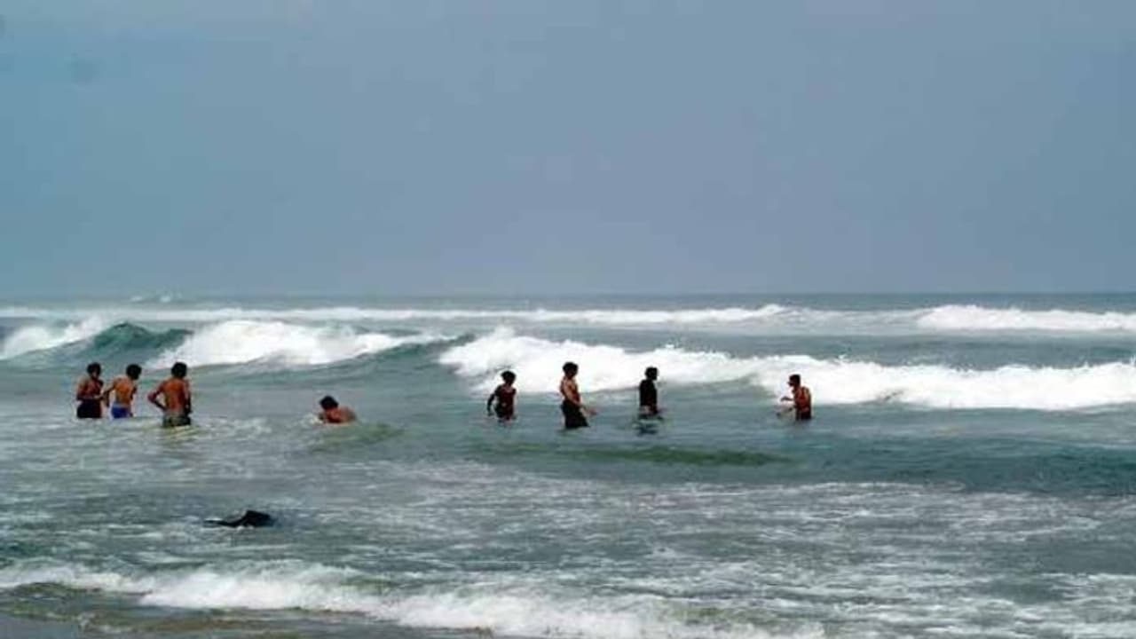 విశాఖ యారాడ బీచ్లో ఆరుగురు గల్లంతు: ఇంకా దొరకని ఆచూకీ విశాఖ యారాడ బీచ్లో ఆరుగురు గల్లంతు: ఇంకా దొరకని ఆచూకీ