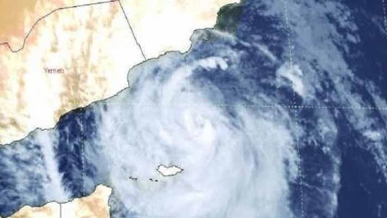 దూసుకొస్తున్న ‘‘గజ’’.. కృష్ణపట్నంలో 2వ నెంబర్ ప్రమాద హెచ్చరిక