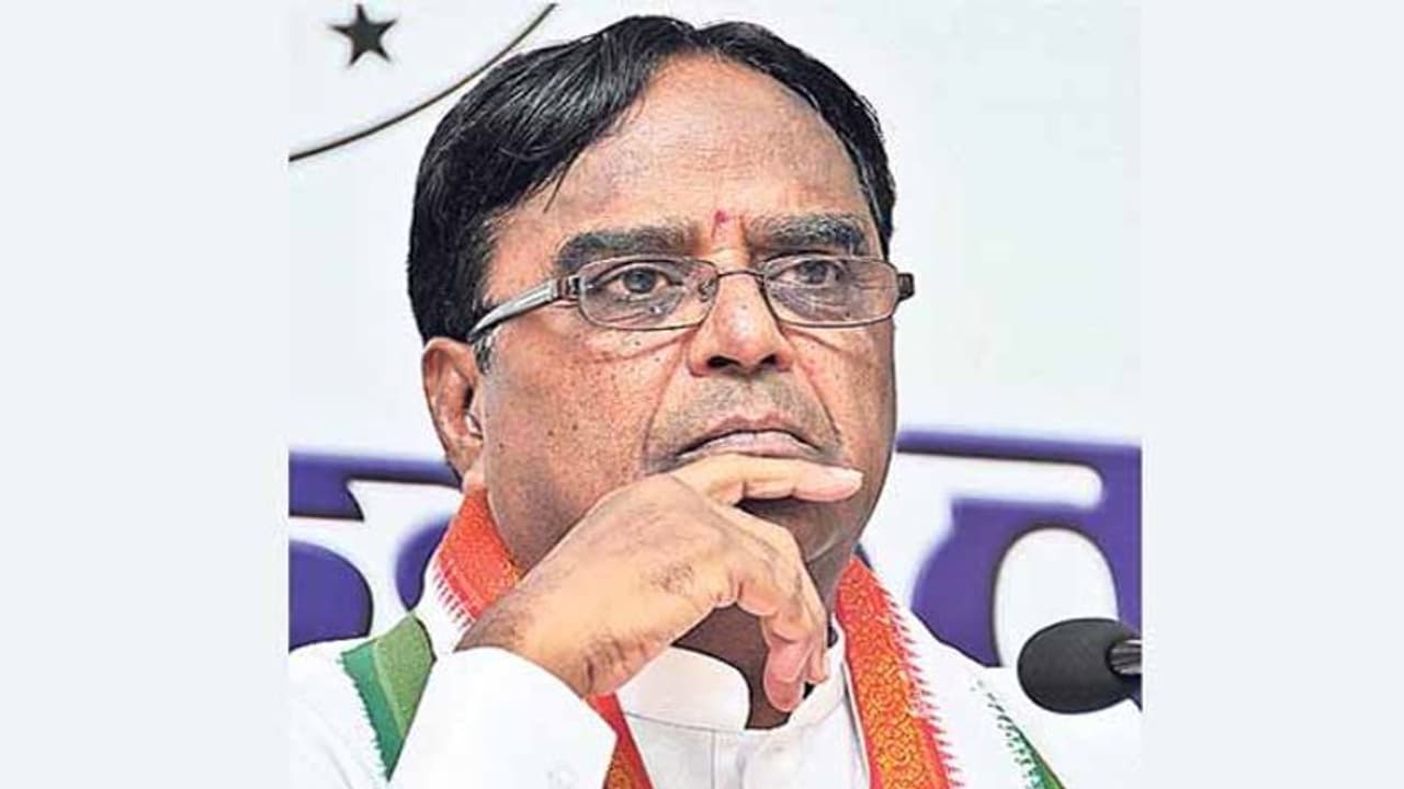 జనగామ పొన్నాలకే... హైకమాండ్ రహస్య సంకేతాలు: ఆ వర్గానికి షాక్ జనగామ పొన్నాలకే... హైకమాండ్ రహస్య సంకేతాలు: ఆ వర్గానికి షాక్