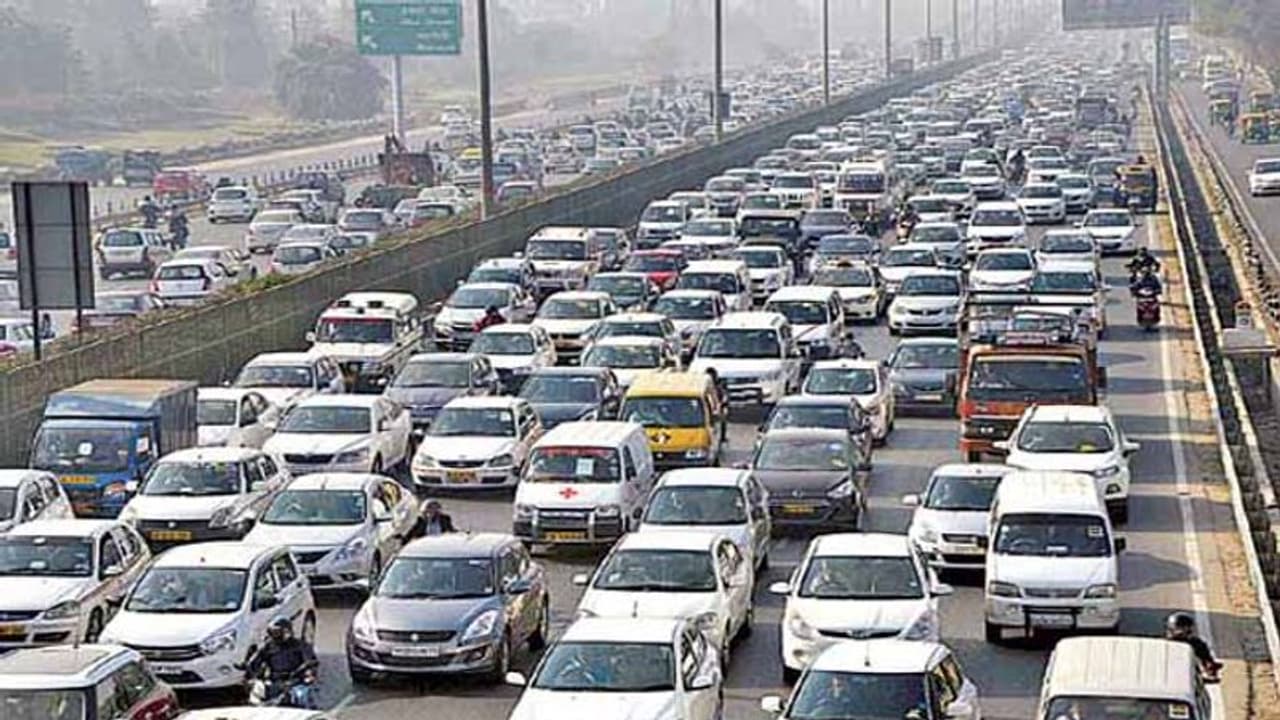 ಚಾಲಕರಿಗೆ ಟೆನ್ಶನ್!: ಪೆಟ್ರೋಲ್‌, ಡೀಸೆಲ್‌ ಕಾರುಗಳಿಗೆ 12 ಸಾವಿರ ರು. ಮಾಲಿನ್ಯ ಶುಲ್ಕ?