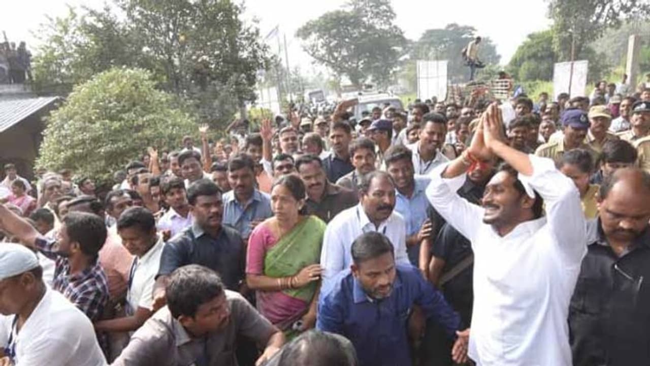 విజయనగరం జిల్లా మేలపు వలసలో జగన్ పాదయాత్ర విజయనగరం జిల్లా మేలపు వలసలో జగన్ పాదయాత్ర