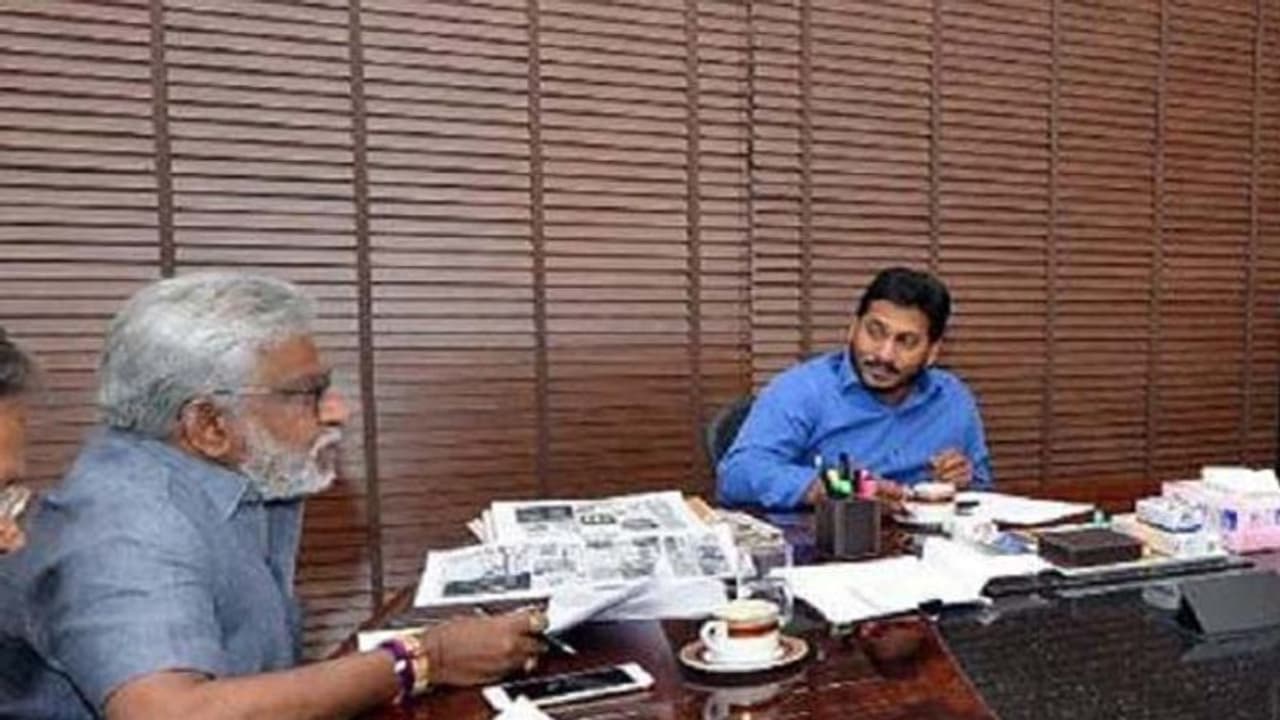 అలకవీడని బాబాయ్ : జగన్ వ్యాఖ్యలతో వైవీ సుబ్బారెడ్డి మరింత దూరం అలకవీడని బాబాయ్ : జగన్ వ్యాఖ్యలతో వైవీ సుబ్బారెడ్డి మరింత దూరం