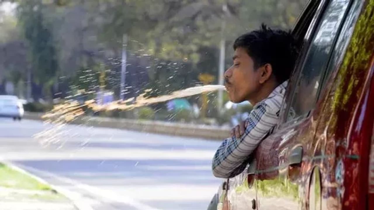 உஷார் மக்களே..! பொது இடத்தில் எச்சில் துப்பினால் ரூ.1000 அபராதம் ..!