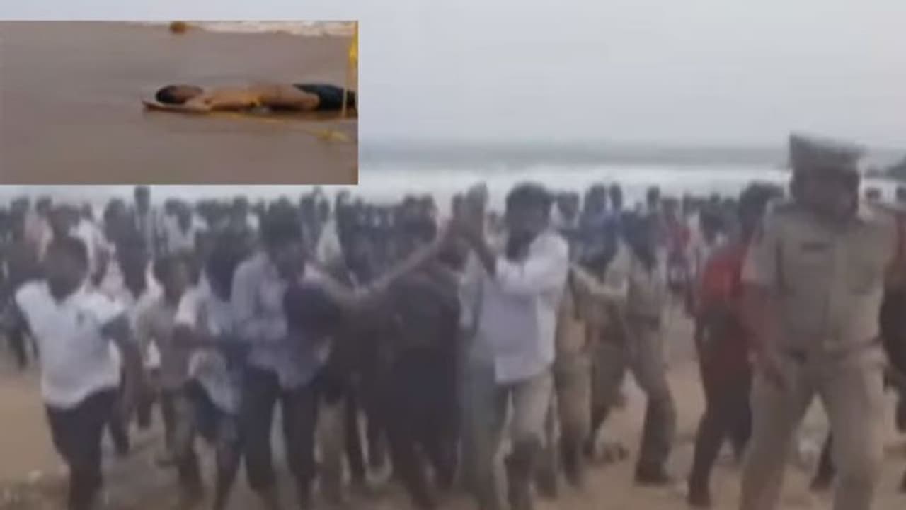 యారాడ బీచ్ లో కొనసాగుతున్న గాలింపు, ఒకరి మృతదేహం లభ్యం యారాడ బీచ్ లో కొనసాగుతున్న గాలింపు, ఒకరి మృతదేహం లభ్యం