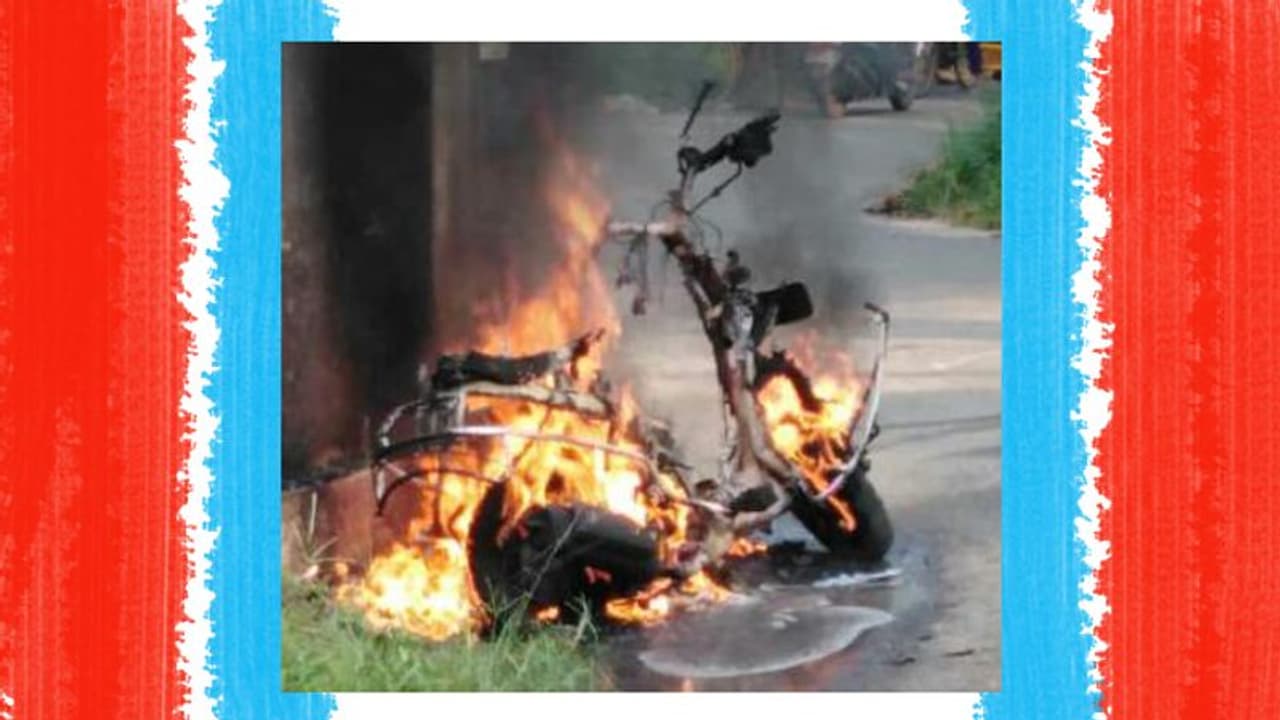 കായംകുളത്ത് ഓടിക്കൊണ്ടിരുന്ന സ്കൂട്ടറിന് തീപിടിച്ചു കായംകുളത്ത് ഓടിക്കൊണ്ടിരുന്ന സ്കൂട്ടറിന് തീപിടിച്ചു