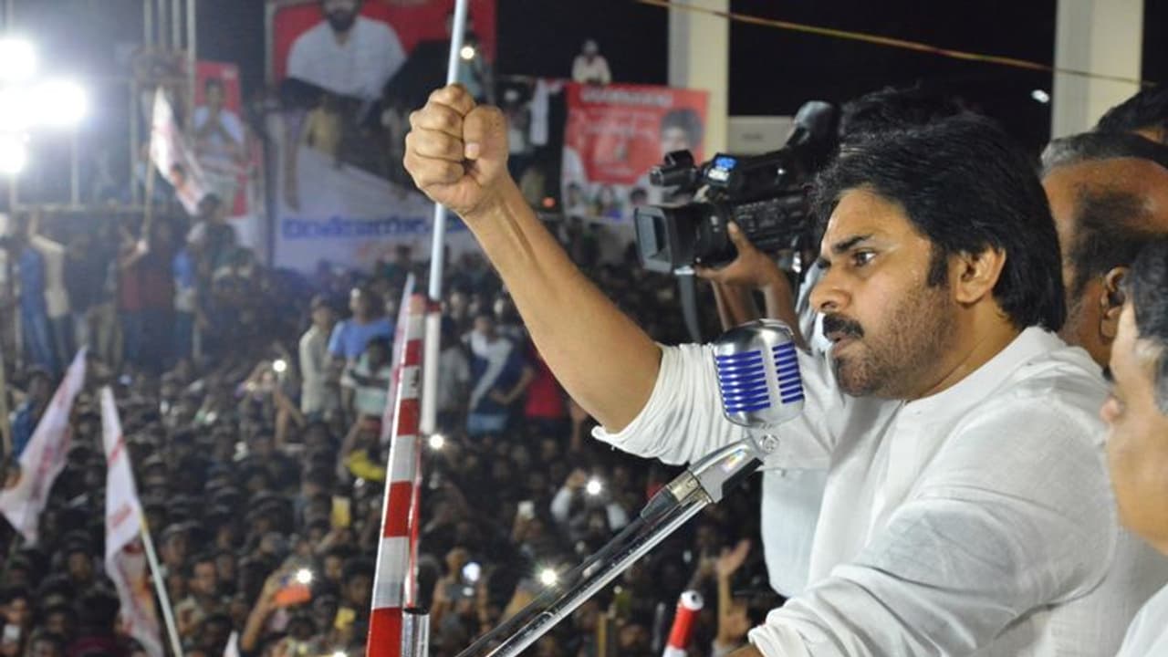 అప్పుడే మగతనం: జగన్ పై పవన్ వ్యాఖ్య, బాబుపైనా ఫైర్ అప్పుడే మగతనం: జగన్ పై పవన్ వ్యాఖ్య, బాబుపైనా ఫైర్