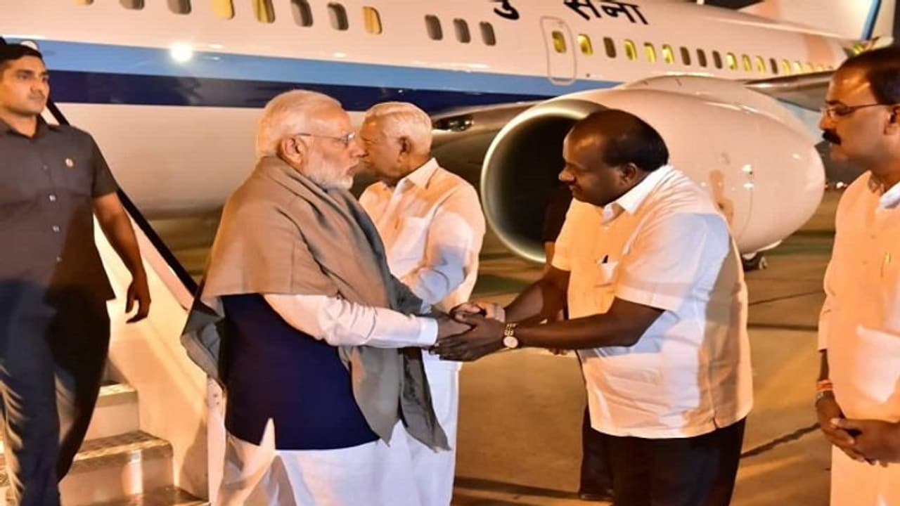 ಅನಂತ್ಕುಮಾರ್ ಅಂತಿಮ ದರ್ಶನ ಪಡೆದ ಪ್ರಧಾನಿ ನರೇಂದ್ರ ಮೋದಿ ಅನಂತ್ಕುಮಾರ್ ಅಂತಿಮ ದರ್ಶನ ಪಡೆದ ಪ್ರಧಾನಿ ನರೇಂದ್ರ ಮೋದಿ