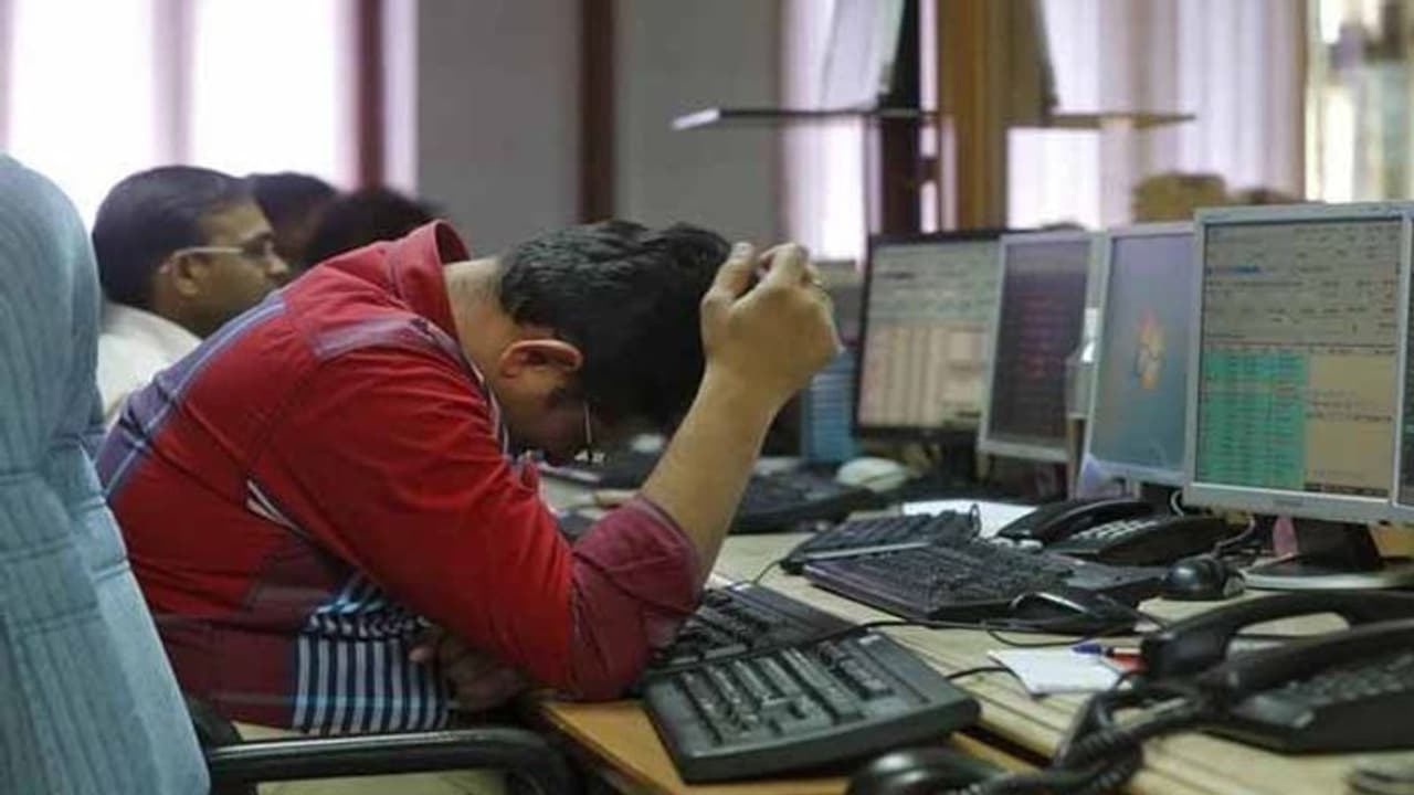 మార్కెట్లకు సోకిన కరోనా: 5 నిమిషాల్లో.. 5 లక్షల కోట్లు హాంఫట్, ఇలాగే కొనసాగితే మార్కెట్లకు సోకిన కరోనా: 5 నిమిషాల్లో.. 5 లక్షల కోట్లు హాంఫట్, ఇలాగే కొనసాగితే