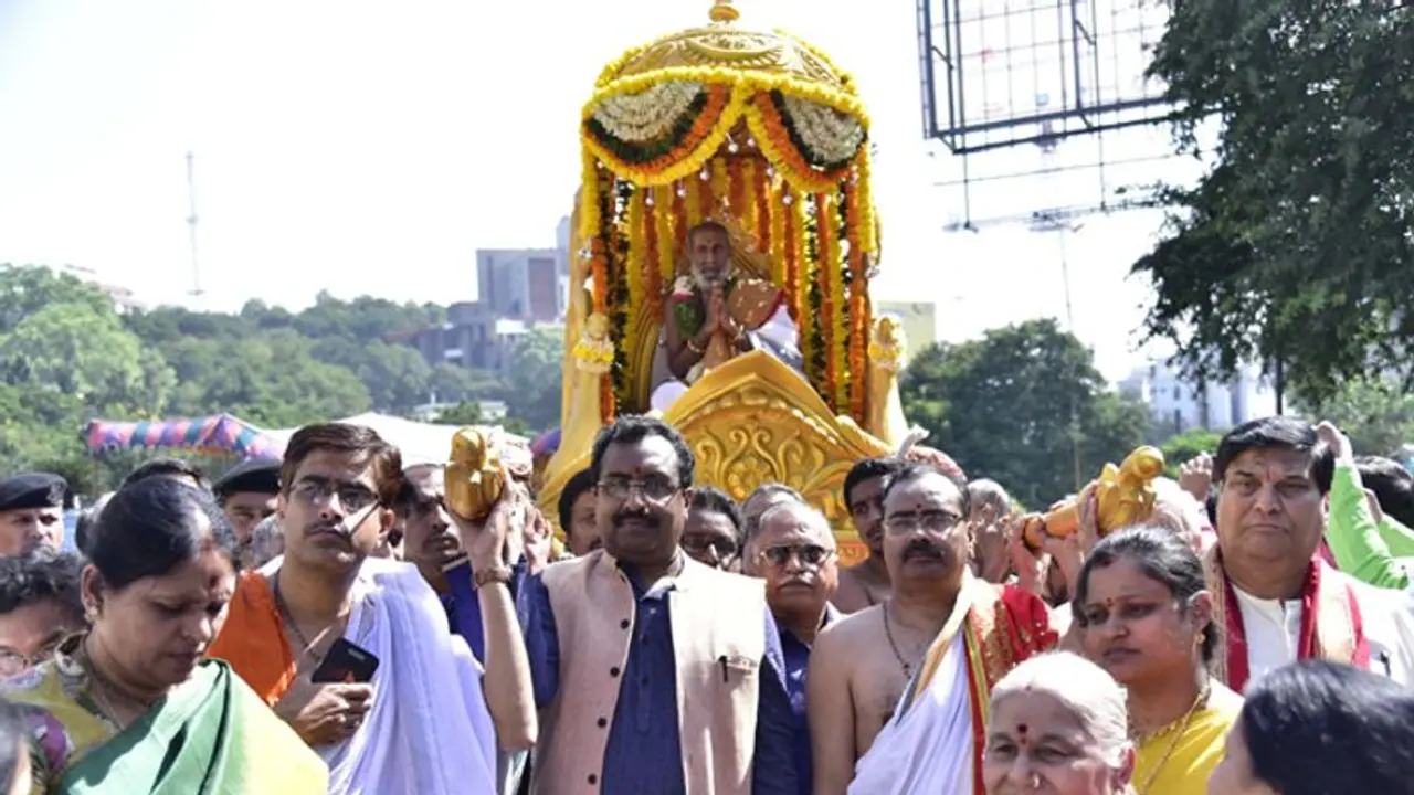 మాణిక్య సోమయాజులు పల్లకీ మోసిన బీజేపీ నేత రాంమాధవ్ మాణిక్య సోమయాజులు పల్లకీ మోసిన బీజేపీ నేత రాంమాధవ్