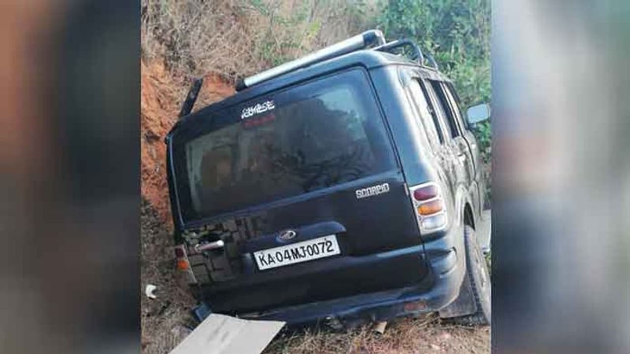 ಗುಡ್ಡಕ್ಕೆ ಗುದ್ದಿದ ಕಾರು: ಮೂರು ಸಾವು, ಏಳು ಮಂದಿ ಗಂಭೀರ ಗುಡ್ಡಕ್ಕೆ ಗುದ್ದಿದ ಕಾರು: ಮೂರು ಸಾವು, ಏಳು ಮಂದಿ ಗಂಭೀರ
