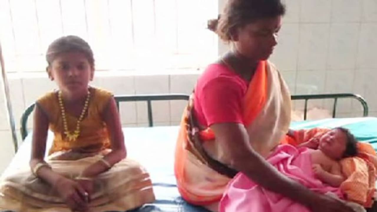 ஆஸ்பத்திரிக்கு வந்தா குடும்பக்கட்டுப்பாடு பண்ணிடுவிங்க... 12 வது பிரசவத்துக்கு அடம் பிடித்த திருச்சி பெண் ஆஸ்பத்திரிக்கு வந்தா குடும்பக்கட்டுப்பாடு பண்ணிடுவிங்க... 12 வது பிரசவத்துக்கு அடம் பிடித்த திருச்சி பெண்