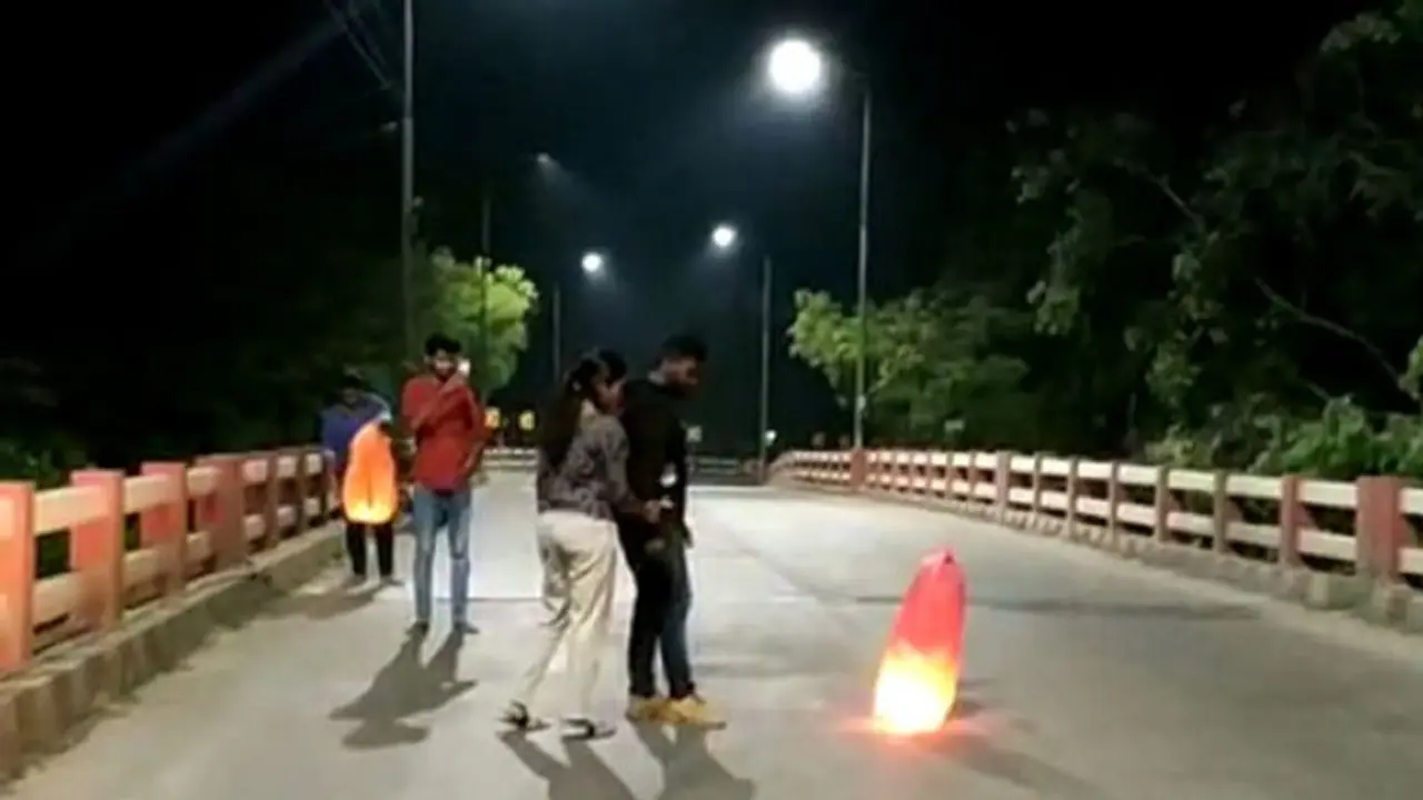 நள்ளிரவில் தோழியின் பிறந்தநாள் கொண்டாட்டம்... ஆபத்தை உணராத வாலிபர்கள் நள்ளிரவில் தோழியின் பிறந்தநாள் கொண்டாட்டம்... ஆபத்தை உணராத வாலிபர்கள்