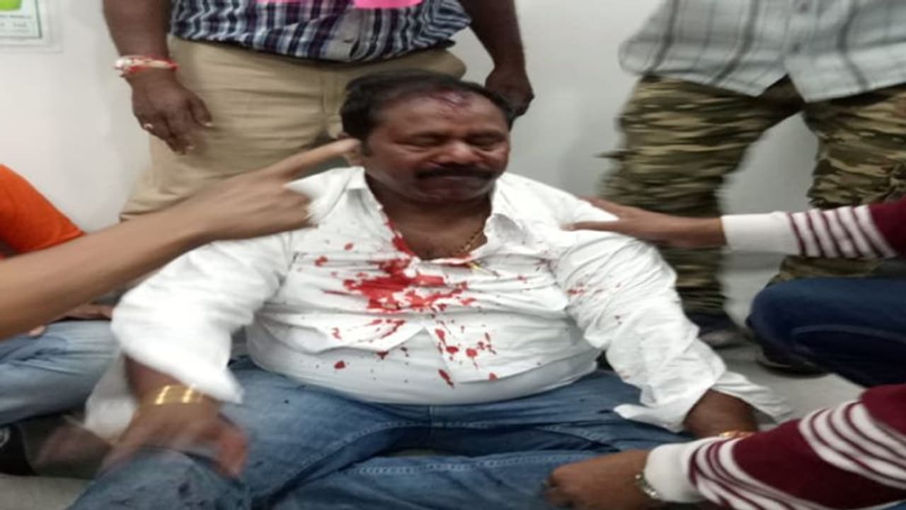 తెలంగాణ భవన్ వద్ద లాఠీచార్జ్... మన్నె గోవర్థన్ రెడ్డికి గాయాలు (వీడియో) తెలంగాణ భవన్ వద్ద లాఠీచార్జ్... మన్నె గోవర్థన్ రెడ్డికి గాయాలు (వీడియో)