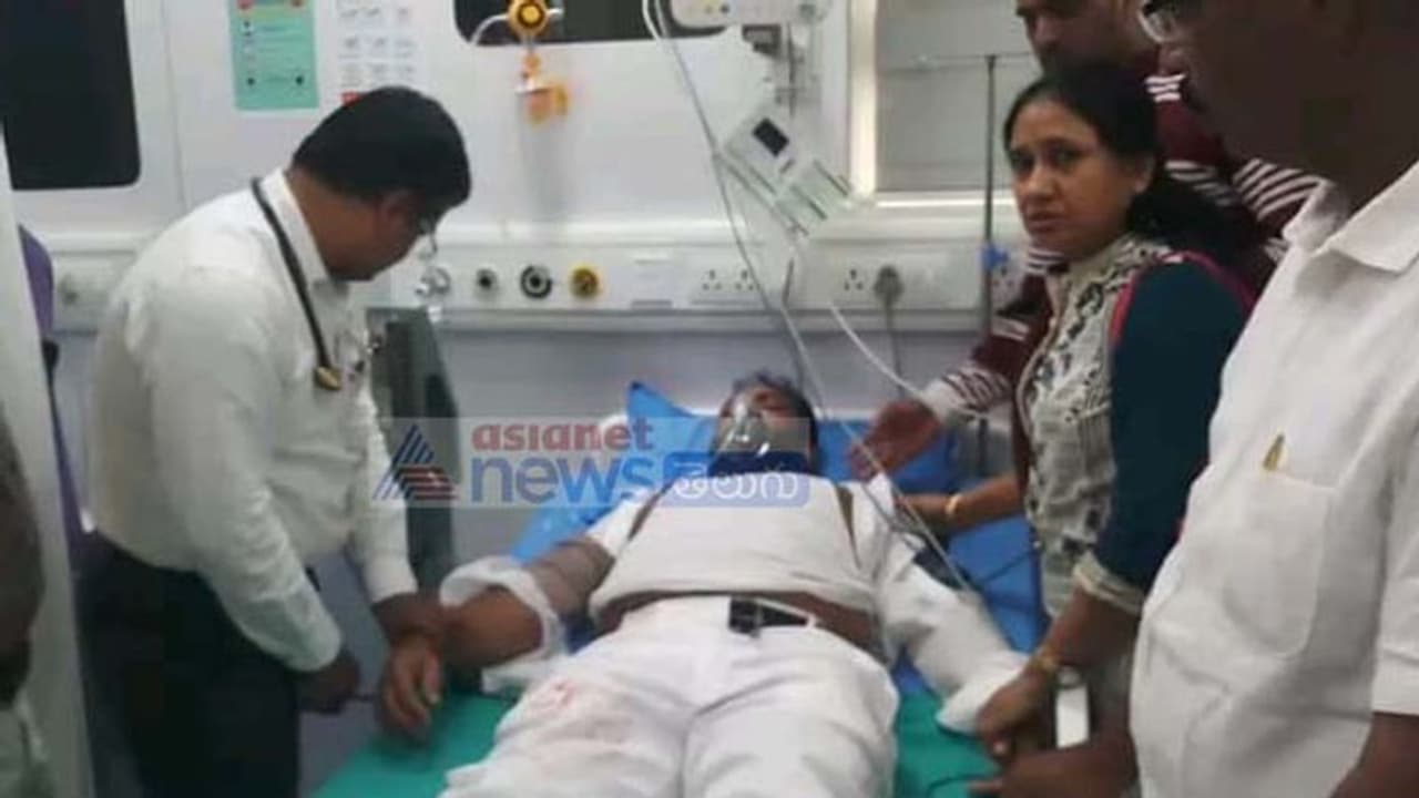 ఖైరతాబాద్ టికెట్ కొట్లాట: టీఆర్ఎస్ నేత మన్నె గోవర్ధన్కు గుండెపోటు (వీడియో) ఖైరతాబాద్ టికెట్ కొట్లాట: టీఆర్ఎస్ నేత మన్నె గోవర్ధన్కు గుండెపోటు (వీడియో)