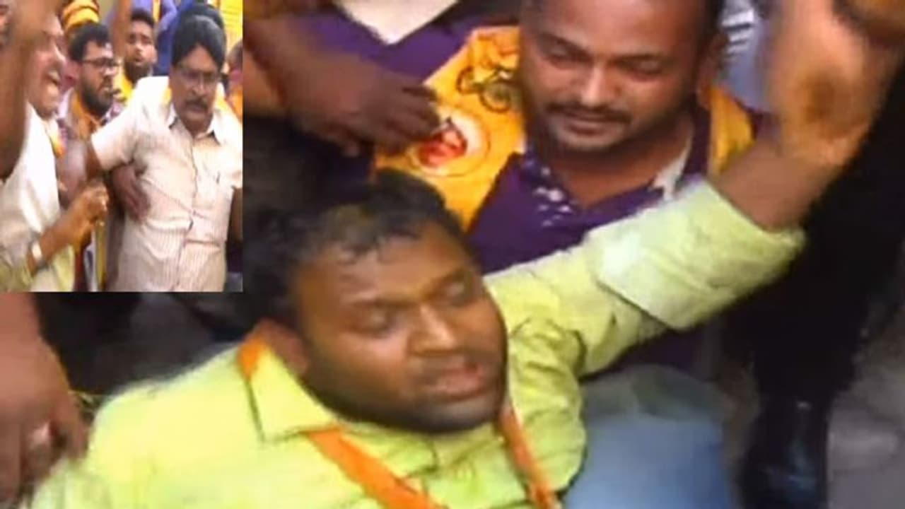 ఎన్టీఆర్ ట్రస్ట్ భవన్ ను తాకిన అసంతృప్తి జ్వాల, కార్యకర్త ఆత్మహత్యాయత్నం ఎన్టీఆర్ ట్రస్ట్ భవన్ ను తాకిన అసంతృప్తి జ్వాల, కార్యకర్త ఆత్మహత్యాయత్నం