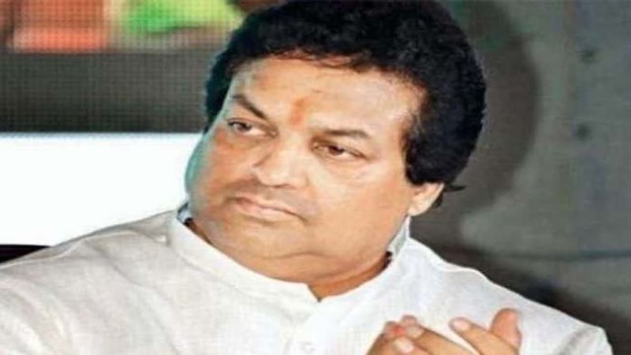 ఒక్కఏడాదిలో పీజీ..నామినేషన్ లో అడ్డంగా దొరికిపోయిన మంత్రి ఒక్కఏడాదిలో పీజీ..నామినేషన్ లో అడ్డంగా దొరికిపోయిన మంత్రి