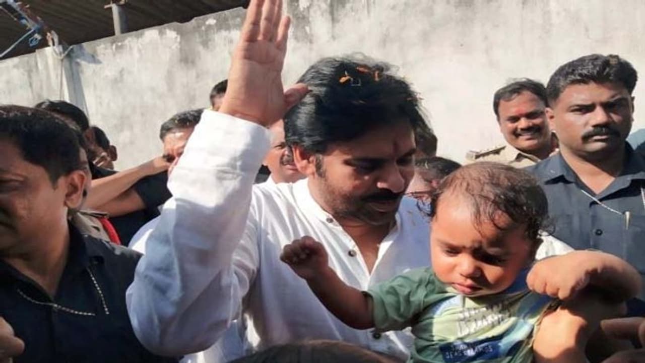 చిన్నారికి నామకరణం, పవన్ శంకర్ గా పేరుపెట్టిన జనసేనాని చిన్నారికి నామకరణం, పవన్ శంకర్ గా పేరుపెట్టిన జనసేనాని