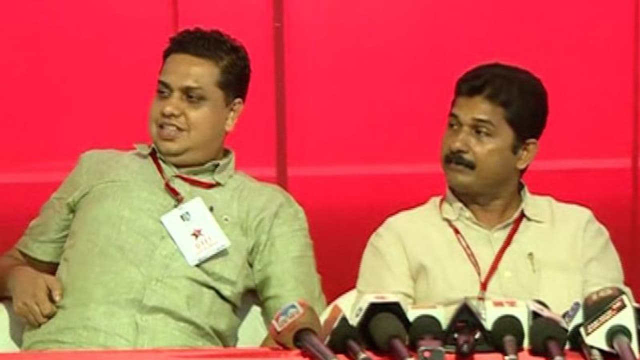 പി.കെ.ശശി വിഷയം; ചോദ്യം ചോദിച്ച മാധ്യമ പ്രവര്ത്തകര്ക്ക് നേരെ തട്ടിക്കയറി എ.എന്. ഷംസീറും എം. സ്വരാജും പി.കെ.ശശി വിഷയം; ചോദ്യം ചോദിച്ച മാധ്യമ പ്രവര്ത്തകര്ക്ക് നേരെ തട്ടിക്കയറി എ.എന്. ഷംസീറും എം. സ്വരാജും