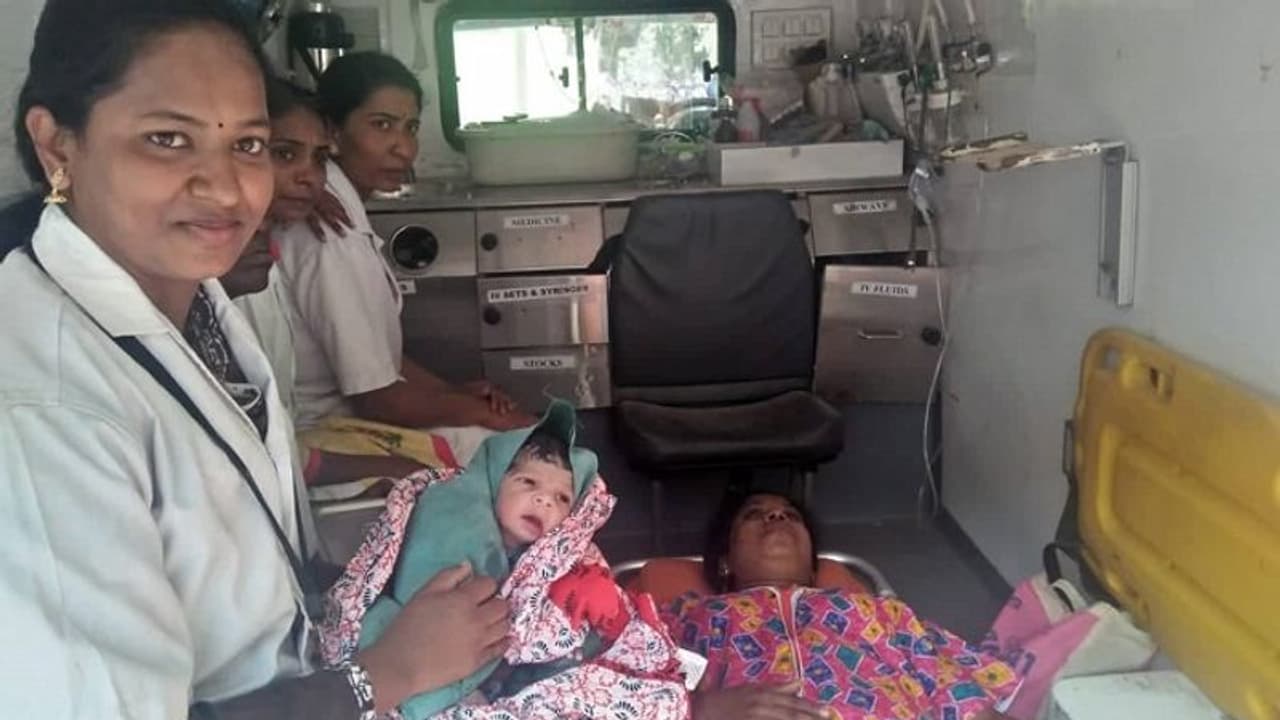 ಬಂಗಾರಪೇಟೆ: ರೈಲಿನಲ್ಲೇ ಆಯ್ತು ಹೆರಿಗೆ, ತಾಯಿ ಮಗು ಹೇಗಿದ್ದಾರೆ?