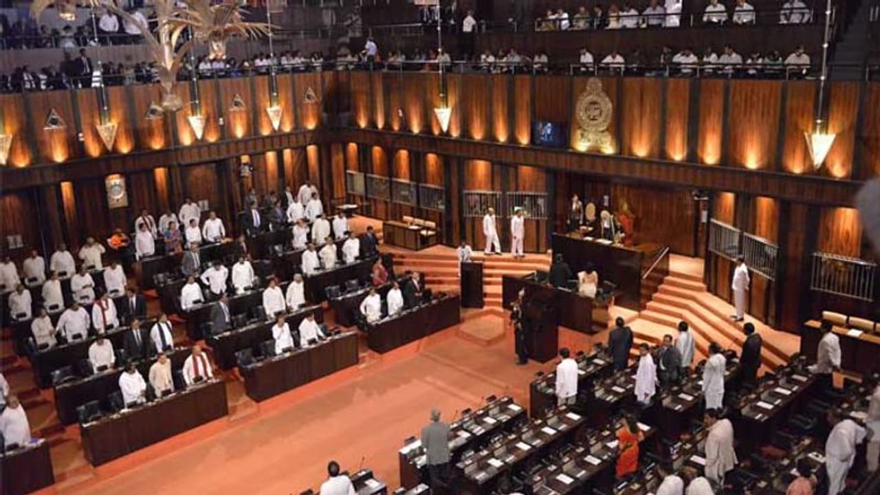 ഭരണ പ്രതിസന്ധി രൂക്ഷം; ശ്രീലങ്കയിൽ ഇന്ന് പാർലമെന്റ് ചേരും ഭരണ പ്രതിസന്ധി രൂക്ഷം; ശ്രീലങ്കയിൽ ഇന്ന് പാർലമെന്റ് ചേരും
