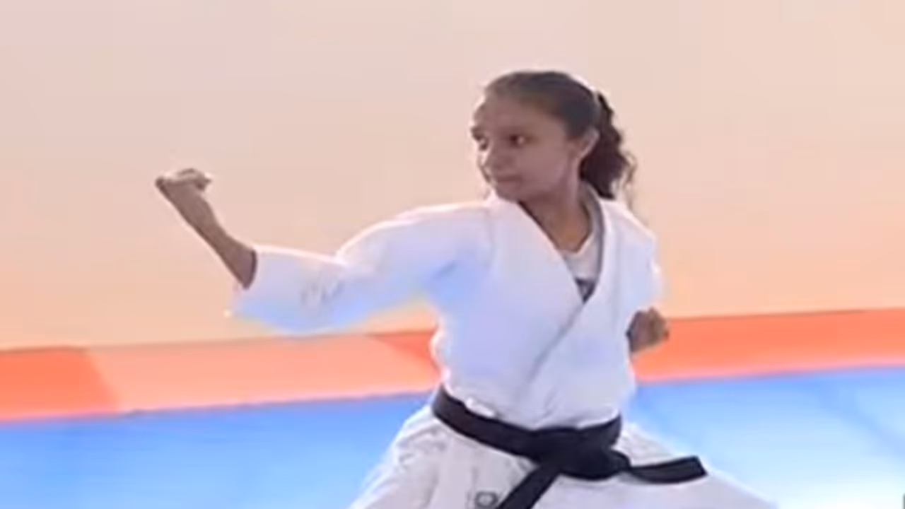 കരാട്ടെയില് വിസ്മയിപ്പിക്കുന്ന ഏട്ടാം ക്ലാസുകാരി അവണി കരാട്ടെയില് വിസ്മയിപ്പിക്കുന്ന ഏട്ടാം ക്ലാസുകാരി അവണി