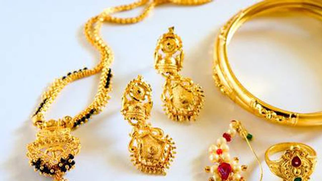 మంగళసూత్రం, గాజులు మింగేసిన మహిళ మంగళసూత్రం, గాజులు మింగేసిన మహిళ