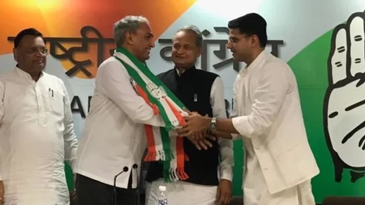 രാജസ്ഥാനില് ബിജെപിക്ക് വീണ്ടും ഞെട്ടല്; മന്ത്രിക്ക് പിന്നാലെ എംപിയും പാര്ട്ടിവിട്ടു; കോണ്ഗ്രസിന് ആഹ്ളാദം രാജസ്ഥാനില് ബിജെപിക്ക് വീണ്ടും ഞെട്ടല്; മന്ത്രിക്ക് പിന്നാലെ എംപിയും പാര്ട്ടിവിട്ടു; കോണ്ഗ്രസിന് ആഹ്ളാദം