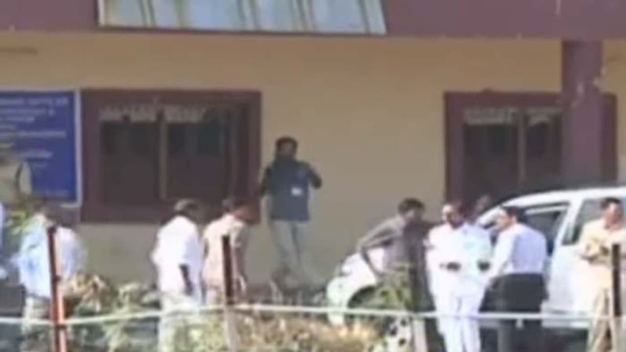 గజ్వేల్ నుండి కేసీఆర్ నామినేషన్ దాఖలు గజ్వేల్ నుండి కేసీఆర్ నామినేషన్ దాఖలు