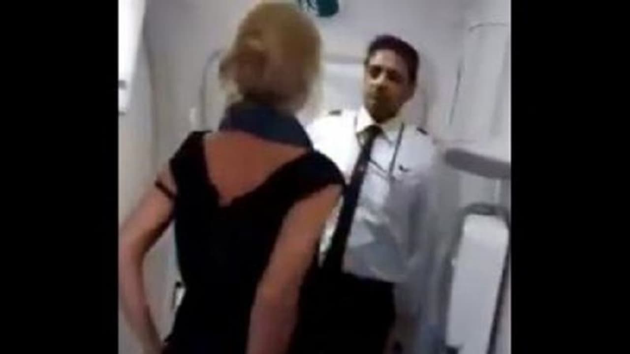 ಎಣ್ಣೆ ಏಟು.. ವಿಮಾನದಲ್ಲಿ ಮಹಿಳೆಯ ಫೈಟು: ವಿಡಿಯೋ ವೈರಲ್ ಎಣ್ಣೆ ಏಟು.. ವಿಮಾನದಲ್ಲಿ ಮಹಿಳೆಯ ಫೈಟು: ವಿಡಿಯೋ ವೈರಲ್