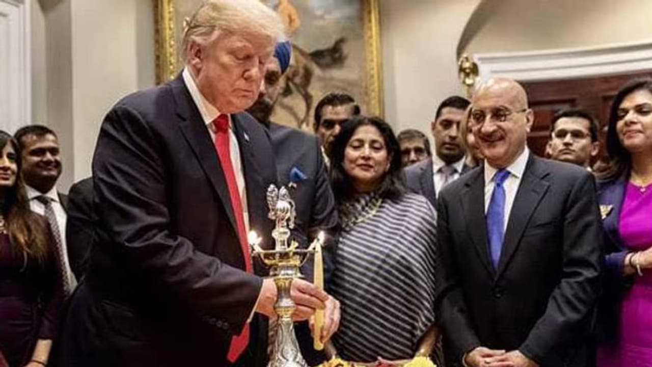 ട്രംപിന്റെ ദീപാവലി സന്ദേശ ട്വീറ്റ് വീണ്ടും വീണ്ടും തിരുത്തിയതിന്റെ കാരണമിതാണ് ട്രംപിന്റെ ദീപാവലി സന്ദേശ ട്വീറ്റ് വീണ്ടും വീണ്ടും തിരുത്തിയതിന്റെ കാരണമിതാണ്