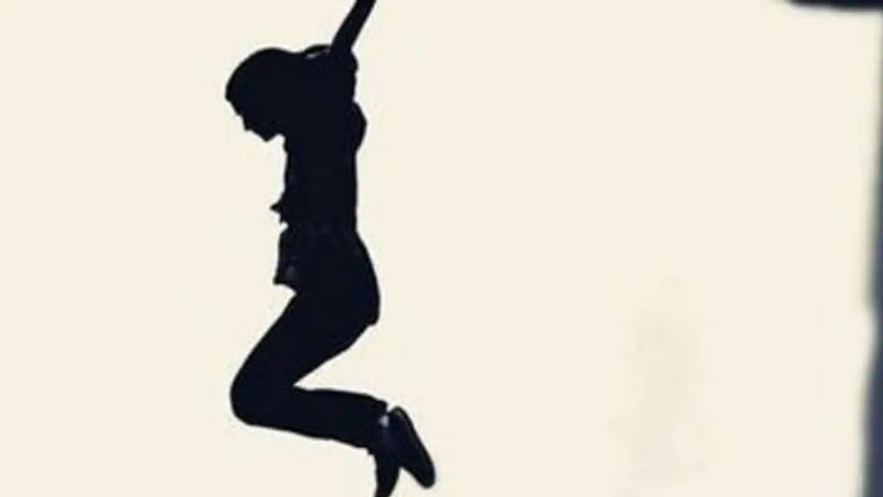 பிளஸ் 2 மாணவி தற்கொலை முயற்சி... திருமுல்லைவாயலில் பரபரப்பு...! பிளஸ் 2 மாணவி தற்கொலை முயற்சி... திருமுல்லைவாயலில் பரபரப்பு...!