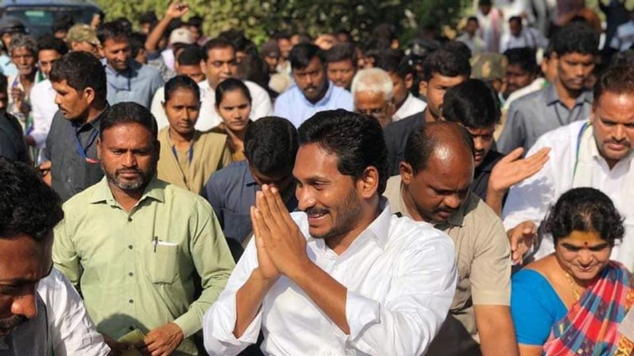 పోలవరంలో అవినీతి, అగ్రిగోల్డ్ ఆస్తులు అన్యాక్రాంతం: బాబుపై జగన్ ఫైర్ పోలవరంలో అవినీతి, అగ్రిగోల్డ్ ఆస్తులు అన్యాక్రాంతం: బాబుపై జగన్ ఫైర్