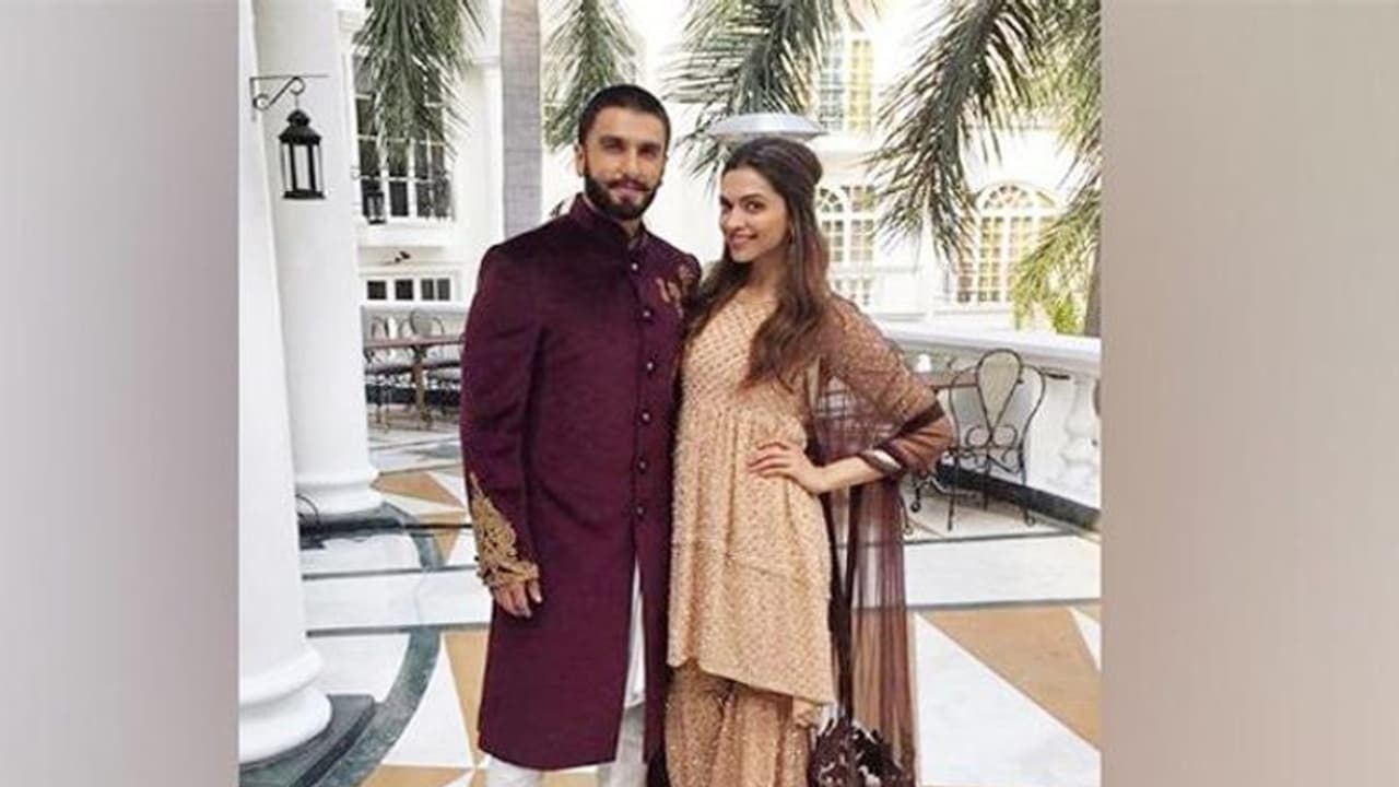 ఫైనల్ గా పెళ్లి బంధంతో ఒక్కటైన రణ్ వీర్ దీపిక..రేపు మరో పెళ్లి! ఫైనల్ గా పెళ్లి బంధంతో ఒక్కటైన రణ్ వీర్ దీపిక..రేపు మరో పెళ్లి!