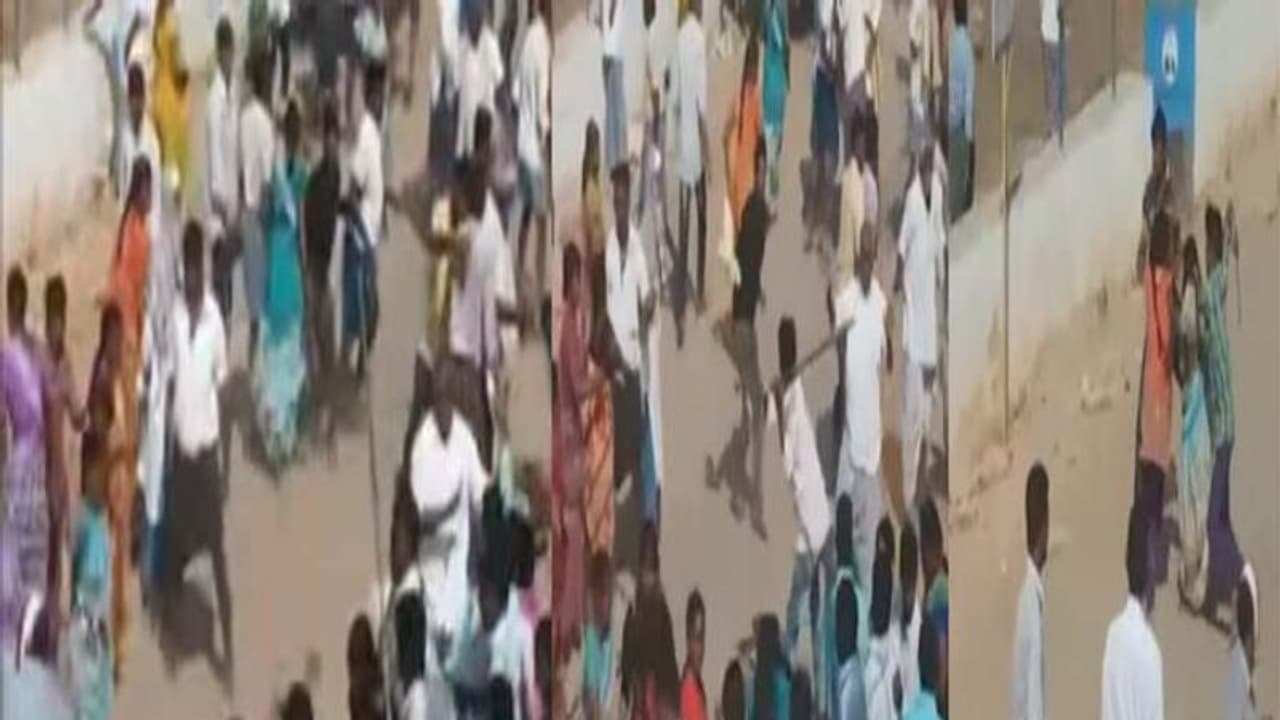 కాంగ్రెస్,టీఆర్ఎస్ నేతల మధ్య రాళ్లు, కర్రలతో దాడి, అరగంట పాటు రణరంగం కాంగ్రెస్,టీఆర్ఎస్ నేతల మధ్య రాళ్లు, కర్రలతో దాడి, అరగంట పాటు రణరంగం