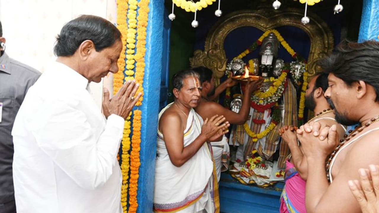 ఫామ్ హౌజ్లో కేసీఆర్ రాజశ్యామల యాగం: రాజ యోగమేనా? ఫామ్ హౌజ్లో కేసీఆర్ రాజశ్యామల యాగం: రాజ యోగమేనా?