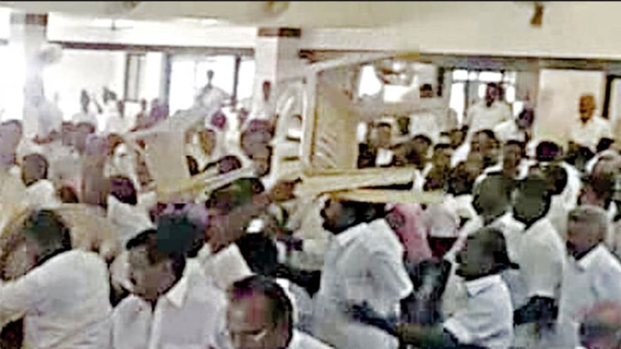 கிழிச்சிருலே அவன் சட்டைய! உருவுடா வேஷ்டிய! உடைங்கண்ணா மண்டைய!: தமிழகமெங்கும் உட்கட்சி அடிதடிக்கு தயாராகும் அ.தி.மு.க. கிழிச்சிருலே அவன் சட்டைய! உருவுடா வேஷ்டிய! உடைங்கண்ணா மண்டைய!: தமிழகமெங்கும் உட்கட்சி அடிதடிக்கு தயாராகும் அ.தி.மு.க.